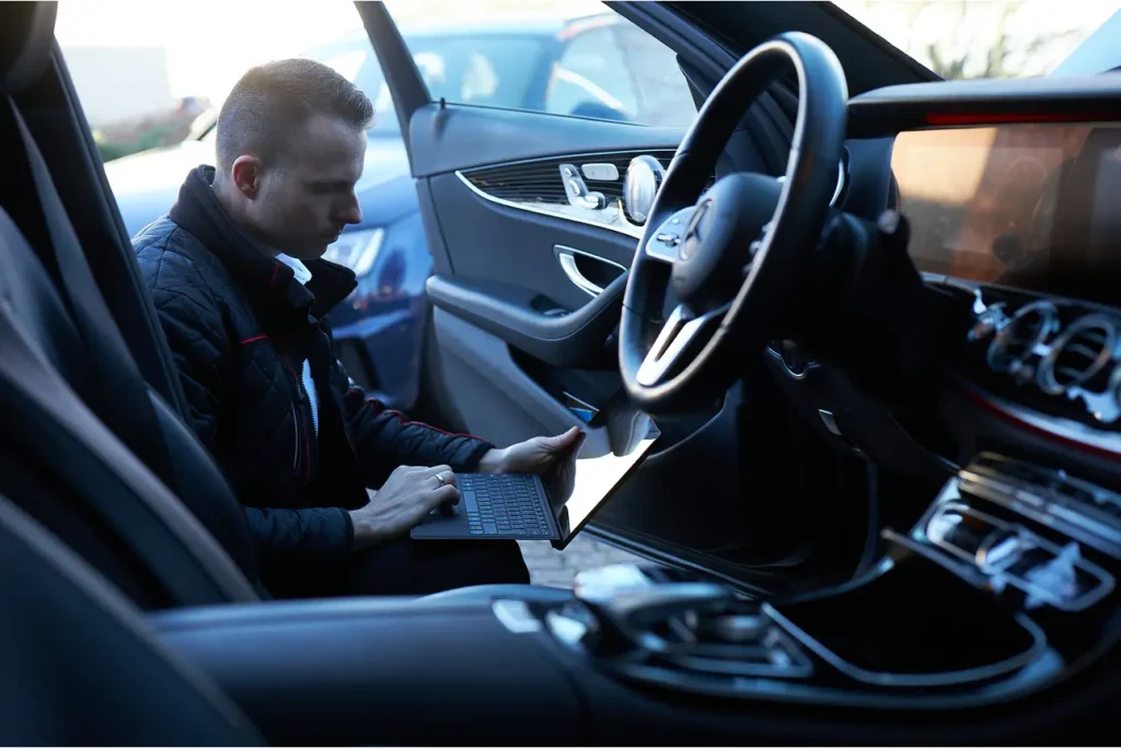 Hero-Bild: Bettels & Schrader Mitarbeiter prüft den Innenraum eines KFZ